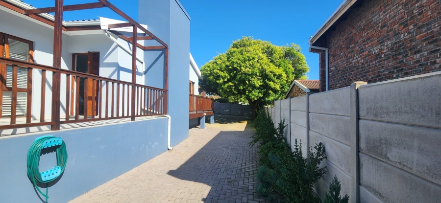 6 Bedroom Property for Sale in Fraaiuitsig Western Cape